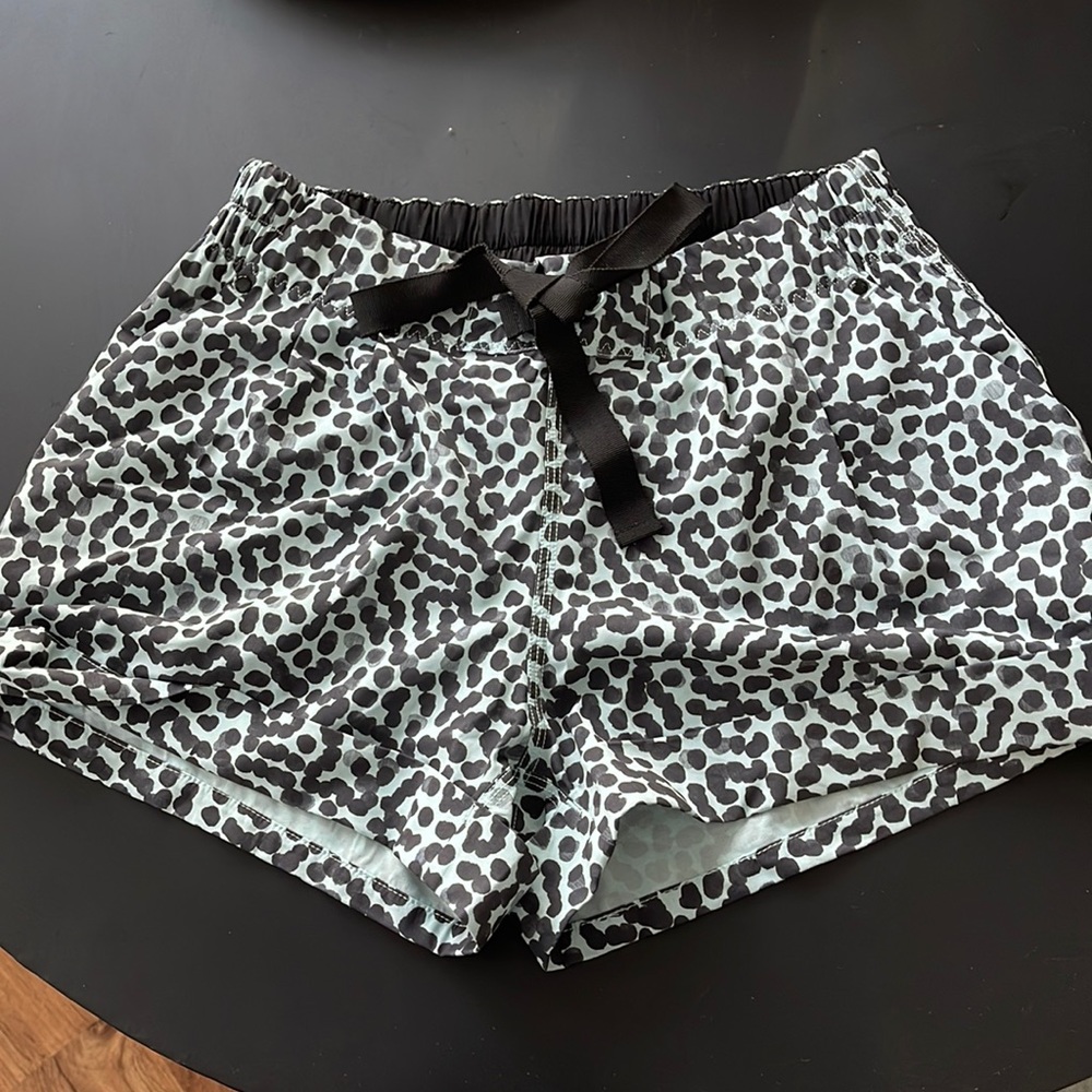 Lululemon Spring Breakway Shorts - size 6